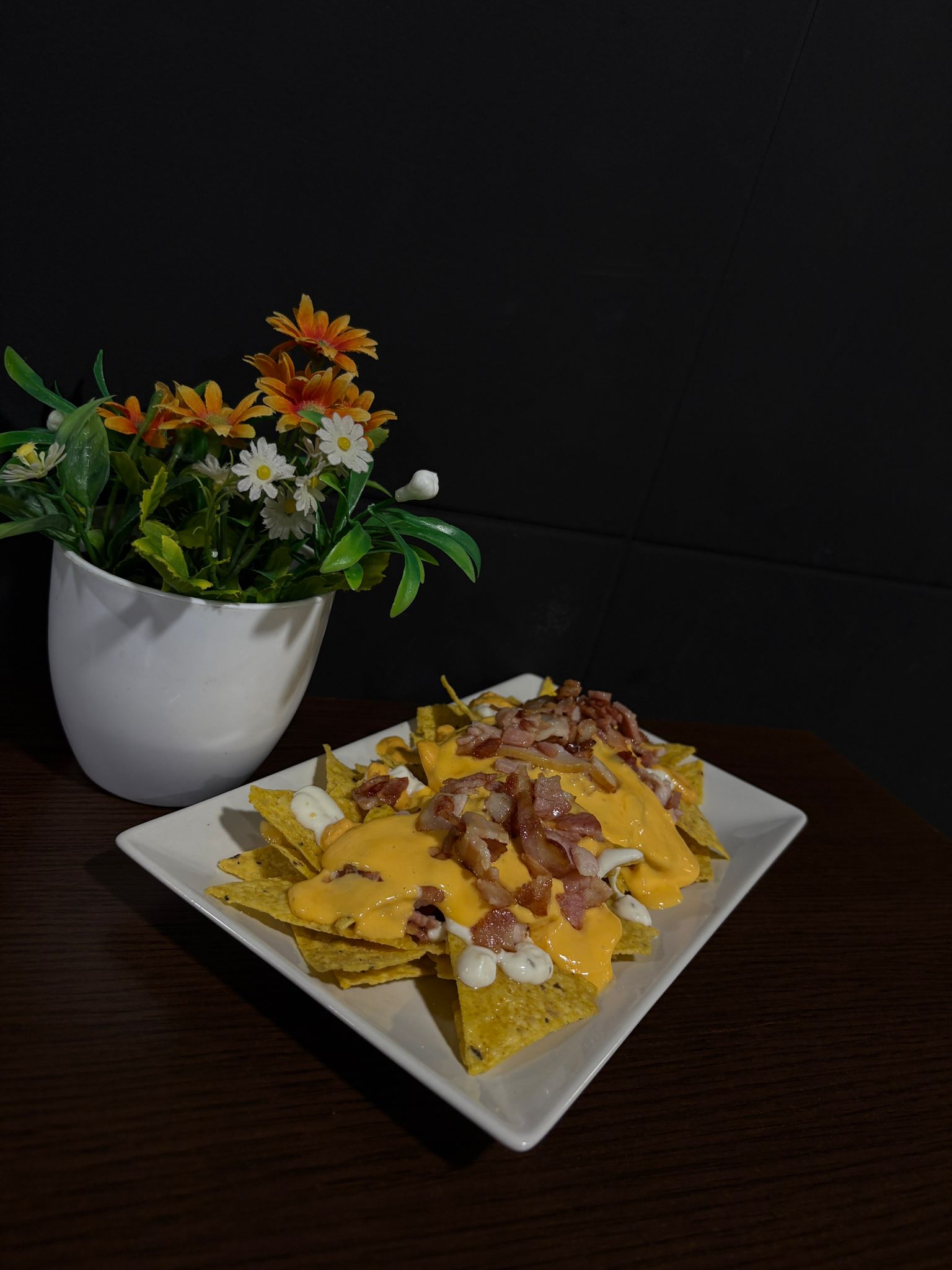 Nachos con cheddar y bacon